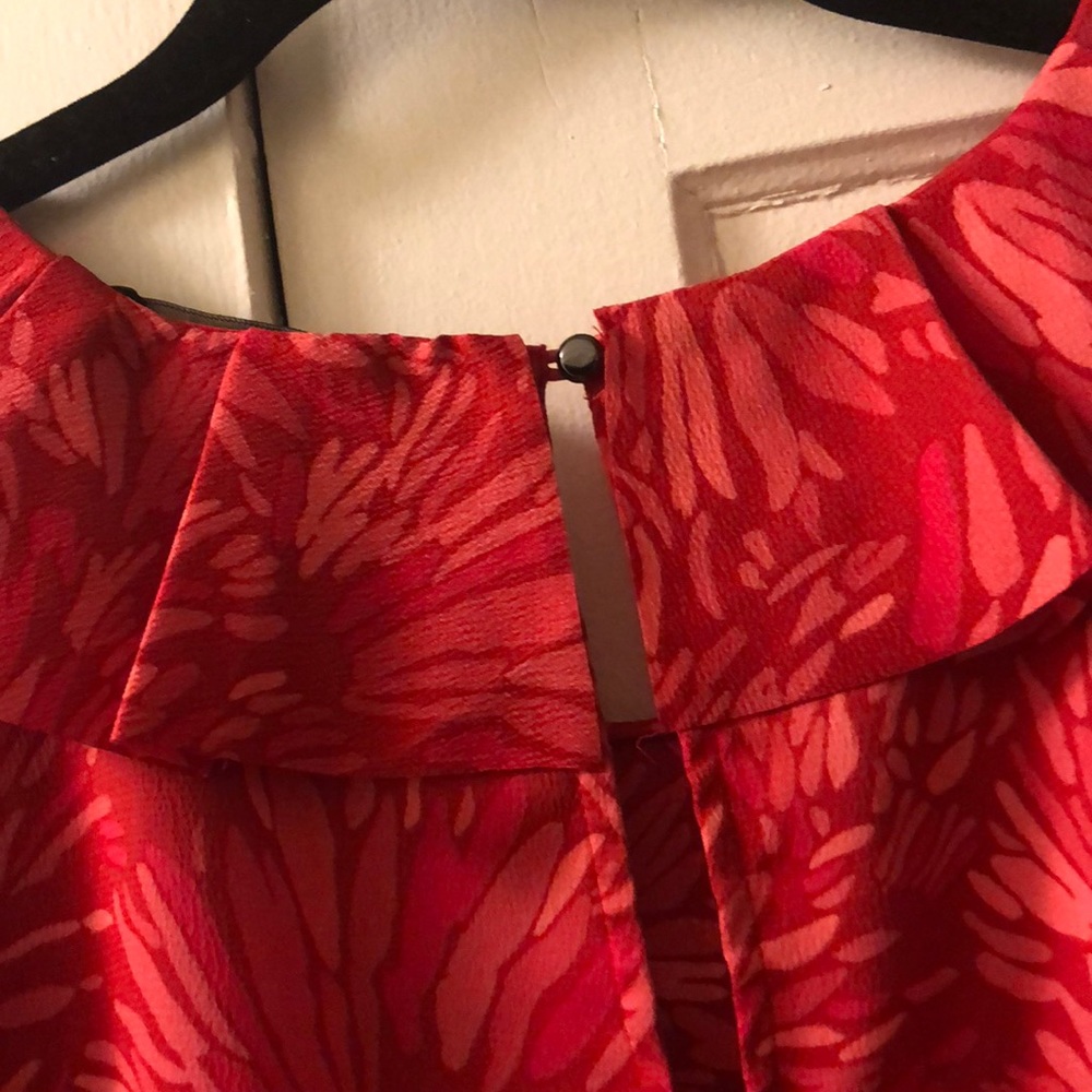 DONATED TO CHARITY BANANA REPUBLIC ruffled red print blouse - Picture 6 of 7